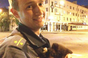 Zoozrechniki iz belorusije spasio je mače zaglavljene u uličnoj lampi Zoozrechniki iz belorusije spasio je mače zaglavljene u uličnoj lampi